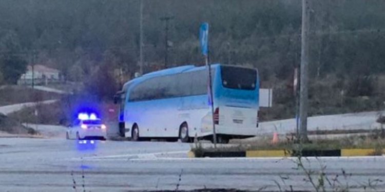 Πτολεμαΐδα: Εξετράπη λεωφορείο της ΔΕΗ – Νεκρός ο οδηγός μετά από ανακοπή, επιβάτης το σταμάτησε (βίντεο)