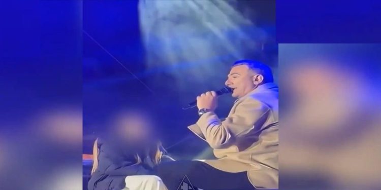 Αντώνης Ρέμος: Η γλυκιά στιγμή που τραγουδάει με την κορούλα του στη σκηνή! (βίντεο)