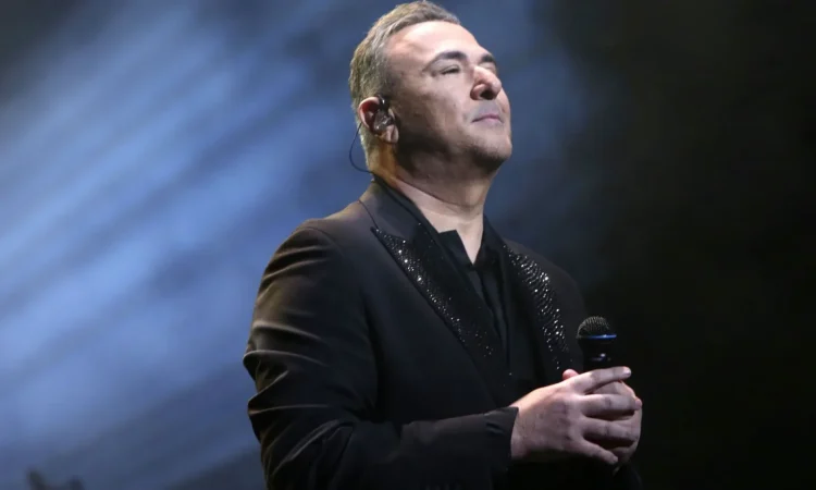 Θεσσαλονίκη: Υπό βροχή και τον Αντώνη Ρέμο «άναψε» το χριστουγεννιάτικο δέντρο (βίντεο)