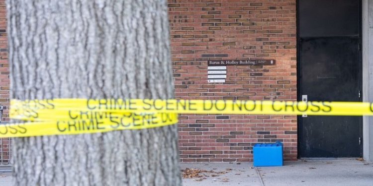 Παραμένει ασύλληπτος ο δράστης για το μακελειό στο Ρόουντ Άιλαντ – Στη δημοσιότητα νέες φωτογραφίες του υπόπτου