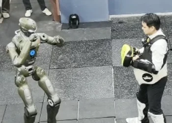 Όταν «τα πόδια χτυπούν το κεφάλι»: Ρομπότ έριξε κάτω CEO εταιρίας (βίντεο)