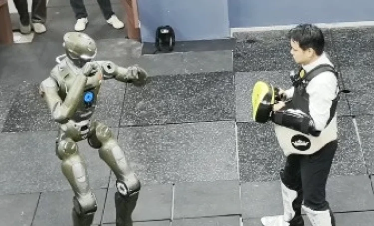 Όταν «τα πόδια χτυπούν το κεφάλι»: Ρομπότ έριξε κάτω CEO εταιρίας (βίντεο)