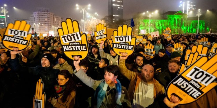 Ρουμανία: Κλιμακώνονται οι διαδηλώσεις για τη Δικαιοσύνη – Έκτη ημέρα κινητοποιήσεων