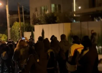 Παρέμβαση Ρουβίκωνα έξω από το σπίτι της Ν. Κεραμέως (βίντεο)