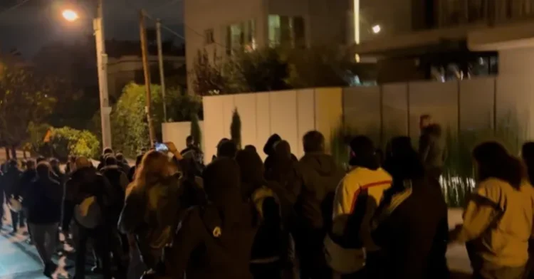 Παρέμβαση Ρουβίκωνα έξω από το σπίτι της Ν. Κεραμέως (βίντεο)