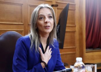 Σεμερτζίδου για δέσμευση λογαριασμών: «Να αρχίσω απεργία πείνας έξω από τη Βουλή;» (βίντεο)