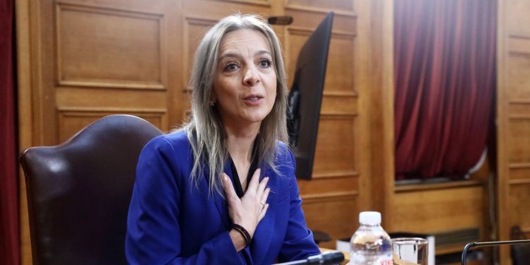 Σεμερτζίδου για δέσμευση λογαριασμών: «Να αρχίσω απεργία πείνας έξω από τη Βουλή;» (βίντεο)