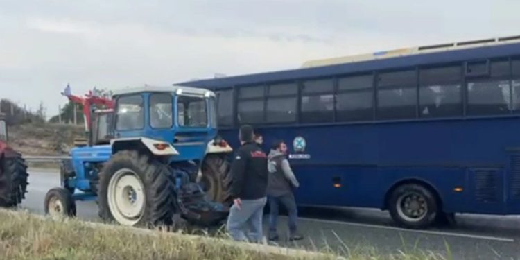 ΕΛ.ΑΣ: Έρευνα για την κλούβα που επιχείρησε να σπάσει μπλόκο των αγροτών