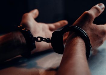 «Χειροπέδες» σε πρώην διεθνή ποδοσφαιριστή για απόπειρα βιασμού