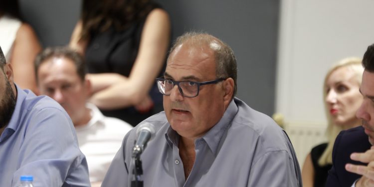 Σίμος Ρούσσος: Τίποτα δεν μπορεί να νικήσει την ανθρώπινη βλακεία των Αθηνέζων (βίντεο)