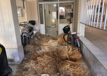 Κομοτηνή: Αγρότες «απέκλεισαν» με άχυρα το πολιτικό γραφείο Στυλιανίδη (βίντεο, φωτό)