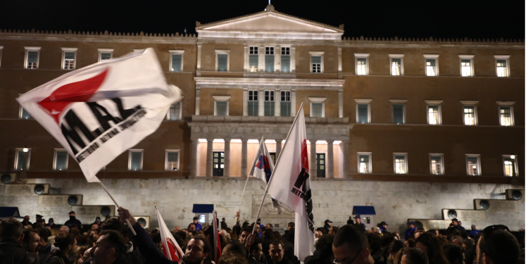 Σε εξέλιξη η συγκέντρωση στο Σύνταγμα για τον προϋπολογισμό – Ποιοι δρόμοι είναι κλειστοί