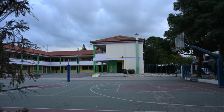 Γιώργος Καραμέρος: Στη Βουλή τα προβλήματα στα σχολεία του Δήμου Αχαρνών