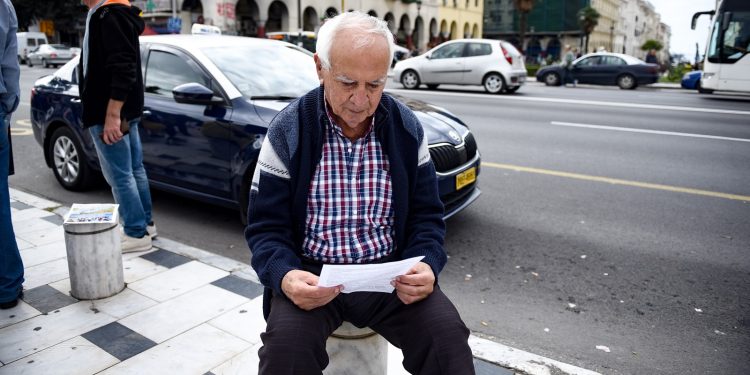 Δίνει ένα δισ. και παίρνει πίσω 3,6 δισ. ευρώ από τους συνταξιούχους η κυβέρνηση – Τι αναφέρει ο Αλέξης Μητρόπουλος
