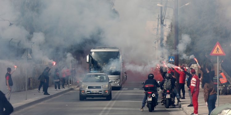 Ολυμπιακός-Ελλάς Σύρου: «Φωτιά» στη Σύρο από τους οπαδούς των ερυθρόλευκων (βίντεο-φωτο)