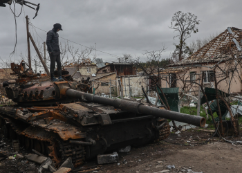 Τα «φέρετρα με σημαίες» του Δένδια πυροδοτούν ένταση στη Βουλή