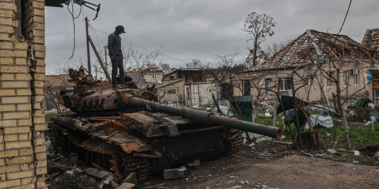Τα «φέρετρα με σημαίες» του Δένδια πυροδοτούν ένταση στη Βουλή