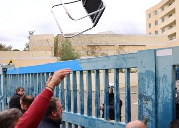 Υπουργείο Μεταφορών: Συγκρούσεις οδηγών ταξί με τα ΜΑΤ και χρήση χημικών (βίντεο, φωτό)