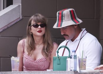 Η Τέιλορ Σουίφτ και η Σελίνα Γκόμεζ στη σουίτα των Chiefs για τον Tράβις Kέλσι