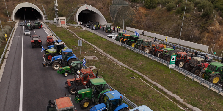 Αγρότες: Άνοιξαν οι σήραγγες στα Τέμπη – Έκαναν στάση στο μνημείο των θυμάτων της τραγωδίας
