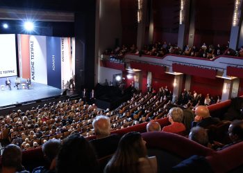 Η πλατεία, ο εξώστης και το… χλευαστικό σύνθημα