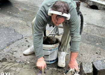 Θεσσαλονίκη 2025: ΑμεΑ σκάβει μόνος του το πεζοδρόμιο και φτιάχνει ράμπα για να έχει πρόσβαση (φωτό)