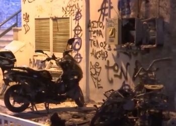 Θεσσαλονίκη: Φωτιά σε είσοδο πολυκατοικίας – Καταστράφηκαν ολοσχερώς μηχανές