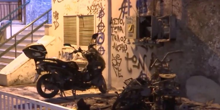 Θεσσαλονίκη: Φωτιά σε είσοδο πολυκατοικίας – Καταστράφηκαν ολοσχερώς μηχανές