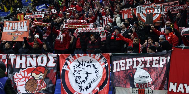 Αστάνα: Στους -21°C οι οπαδοί του Ολυμπιακού κλέβουν την παράσταση (βίντεο)