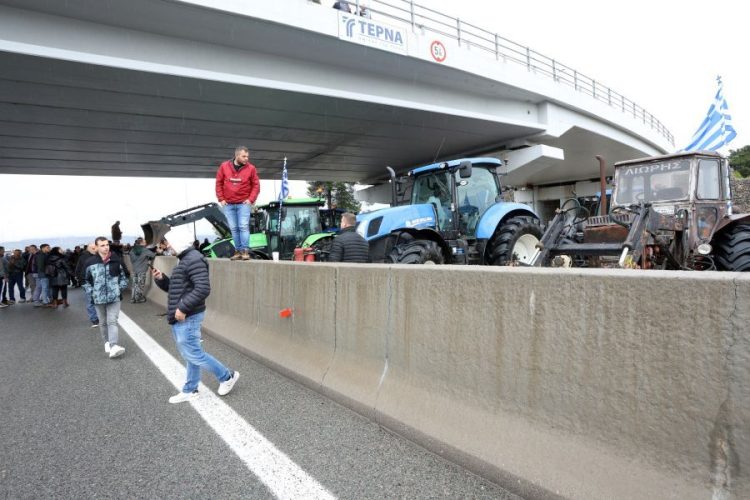 Θήβα: Στο μπλόκο των αγροτών τουρκική ομάδα μπάσκετ (βίντεο)