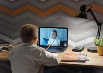 Υπουργείο Παιδείας: Tηλεκπαίδευση αύριο στα κλειστά σχολεία