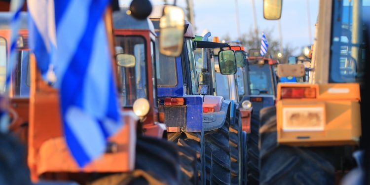 Τα τρακτέρ έσπασαν το μπλόκο της αστυνομίας και πάνε για Προμαχώνα – Χιλιάδες στο δρόμο παρά τις απειλές