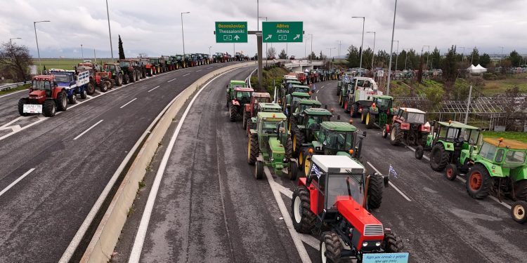 Έξοδος εκδρομέων: Αναδιπλώθηκε η κυβέρνηση μετά το «μπάχαλο» που προκάλεσε – Επιτρέπει τη διέλευση από τα μπλόκα