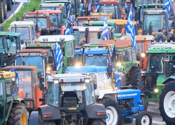 Οι αγρότες αψηφούν απειλές από κυβέρνηση και Άρειο Πάγο και κάνουν «απόβαση» στο λιμάνι του Βόλου (βίντεο)