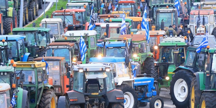 Οι αγρότες αψηφούν απειλές από κυβέρνηση και Άρειο Πάγο και κάνουν «απόβαση» στο λιμάνι του Βόλου (βίντεο)