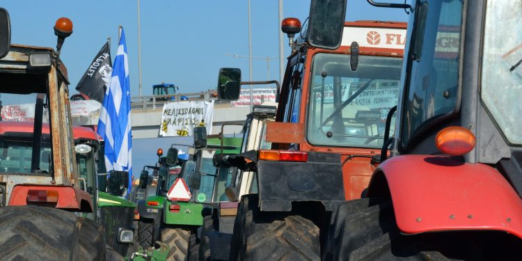 Καταρρέει η προσπάθεια διάσπασης των αγροτών – «11 από τα 18 μπλόκα πήραν πίσω το αίτημα για διάλογο»