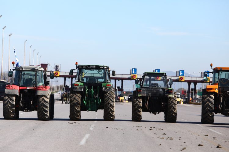 Παραμένουν οι αγρότες στα μπλόκα: Κλιμακώνουν τις κινητοποιήσεις στα Μάλγαρα – Προειδοποιούν πως θα συνεχίσουν έως και την Πρωτοχρονιά