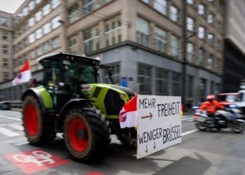 Αγρότες στις Βρυξέλλες απέκλεισαν με τρακτέρ τη λεωφόρο μπροστά από την Κομισιόν