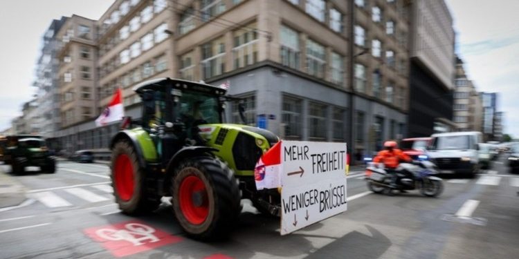 Αγρότες στις Βρυξέλλες απέκλεισαν με τρακτέρ τη λεωφόρο μπροστά από την Κομισιόν