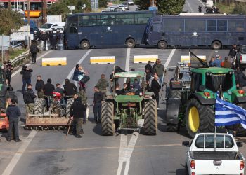 Αγροτική εξέγερση σε όλη τη χώρα – Καταλήψεις σε αεροδρόμια, λιμάνια, τελωνεία, εθνικές οδούς