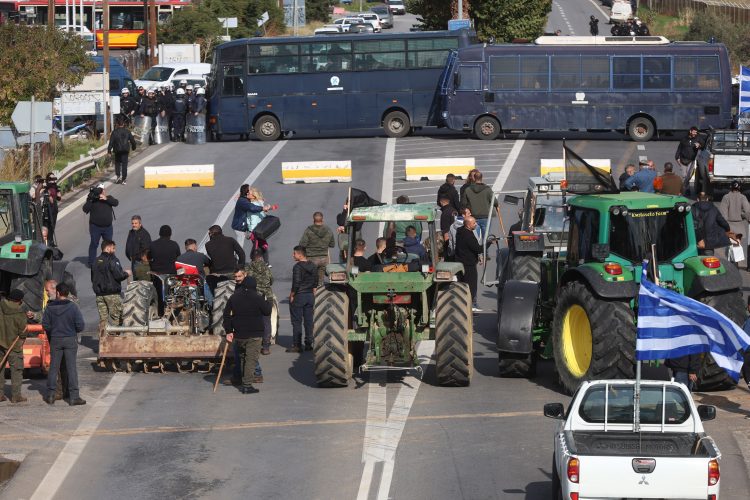Αγροτική εξέγερση σε όλη τη χώρα – Καταλήψεις σε αεροδρόμια, λιμάνια, τελωνεία, εθνικές οδούς