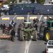 Αγροτική εξέγερση σε όλη τη χώρα – Καταλήψεις σε αεροδρόμια, λιμάνια, τελωνεία, εθνικές οδούς