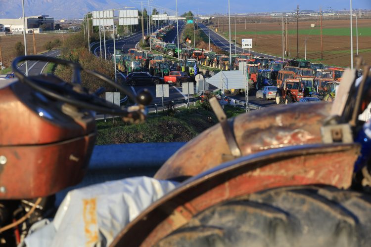 Εντολή Μαξίμου να κρατηθούν πάση θυσία ανοιχτοί οι δρόμοι