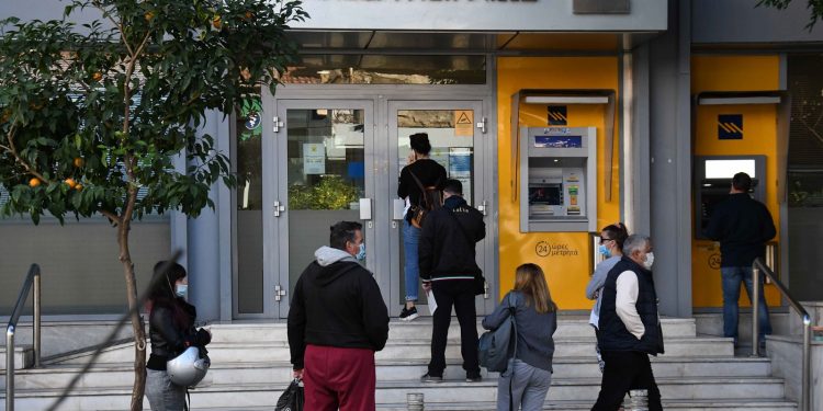 Γιατί οι τράπεζες αγοράζουν ξανά τις ασφαλιστικές που… πούλησαν στην κρίση