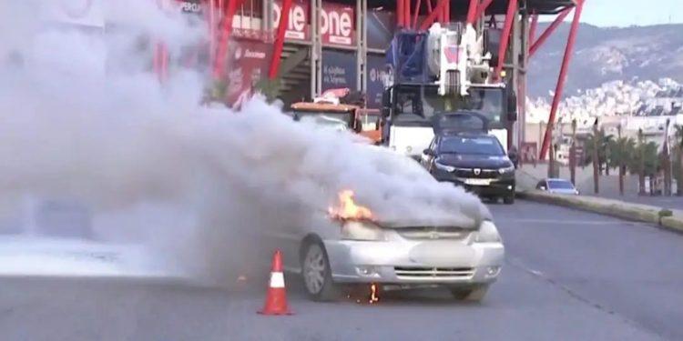 Πειραιάς: Αυτοκίνητο τυλίχθηκε στις φλόγες – Σώθηκαν την τελευταία στιγμή οι επιβάτες