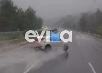Μαλακάσα: Οδηγός γλιστρά στη βροχή και πέφτει στις μπάρες της Αθηνών – Λαμίας (βίντεο)