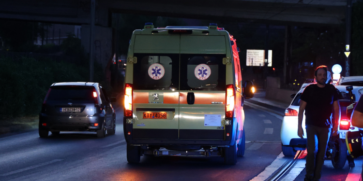 Σοβαρό ατύχημα στο μπλόκο της Λάρισας – Ασθενοφόρο έπεσε σε κλούβα ΜΑΤ