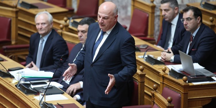 Σφοδρή η σύγκρουση στη Βουλή για τον προϋπολογισμό