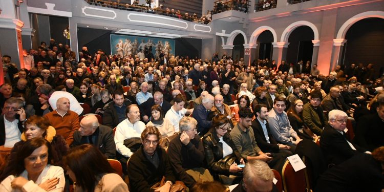 Δεν ψήφισε στον Προϋπολογισμό για να πάει στον Τσίπρα – Με «αγώνα δρόμου» πρόλαβε ο δεύτερος