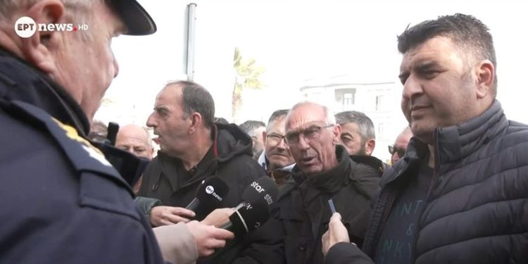 «Ήρθαμε να κλείσουμε το λιμάνι και το έχετε κλείσει μόνοι σας» – Ο διάλογος αγροτών και αστυνομίας στο Βόλο (βίντεο)